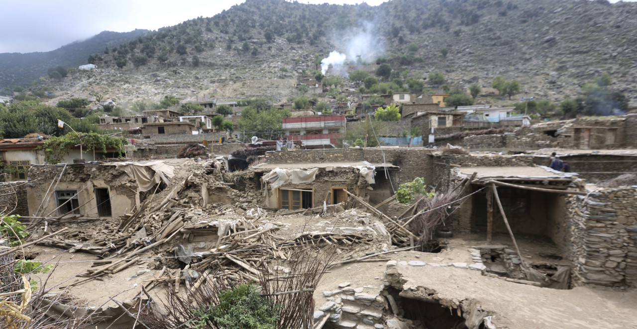BROJE SE MRTVI POD RUŠEVINAMA Crni bilans zemljotresa u Avganistanu raste - prizori ulivaju jezu (FOTO)