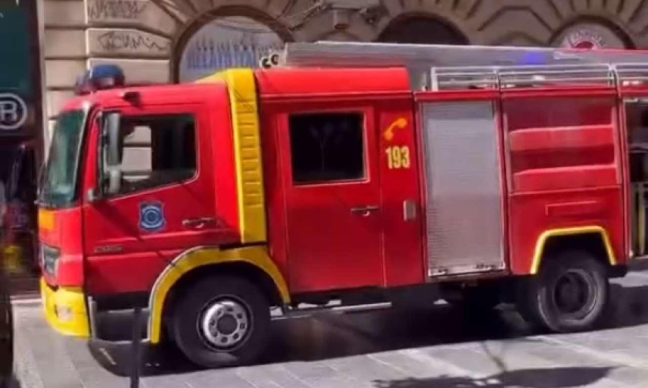 PANIKA U BEOGRADU Gori škola u Knez Mihailovoj, vatrogasci na nogama (VIDEO)