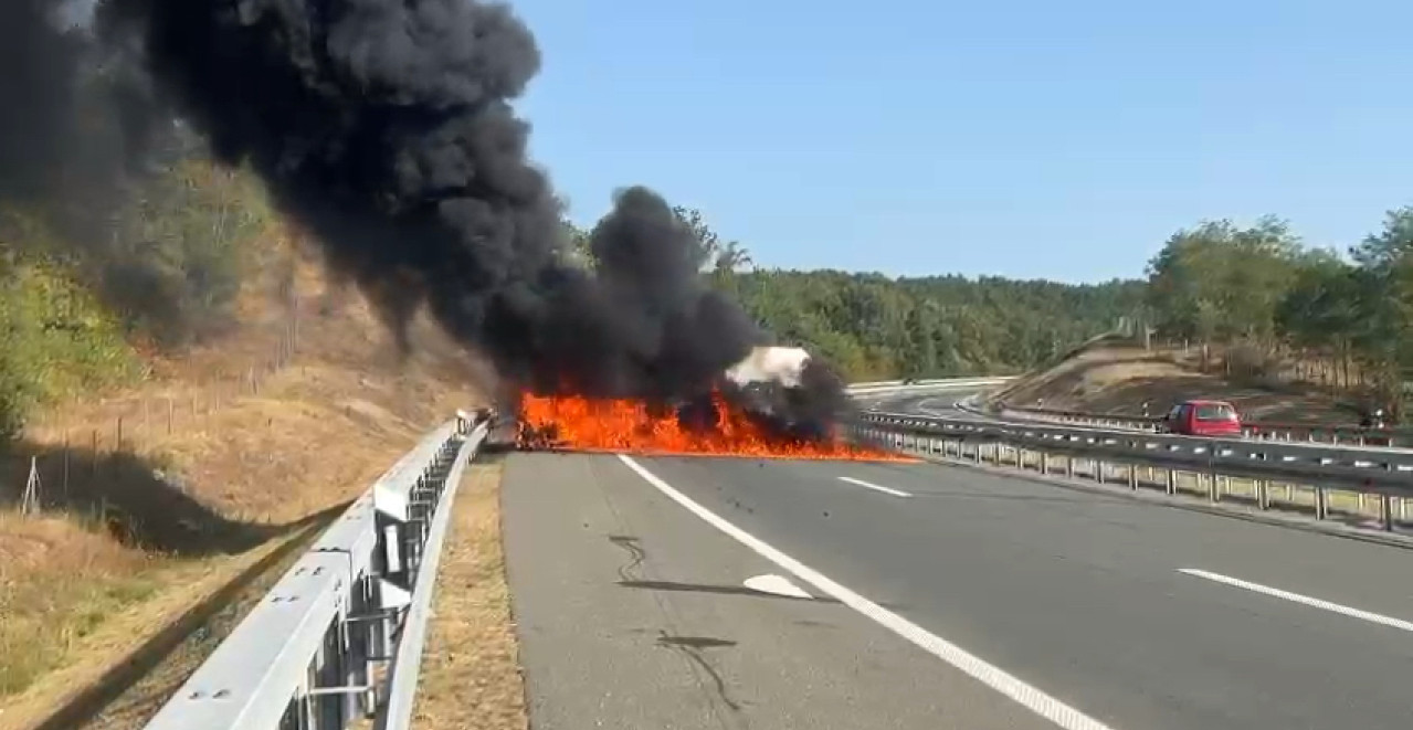 POGLEDAJTE PRVE FOTOGRAFIJE SA MESTA NESREĆE U ŽITORAĐI Izgoreo autobus za prevoz radnika, vozač nastradao (FOTO)