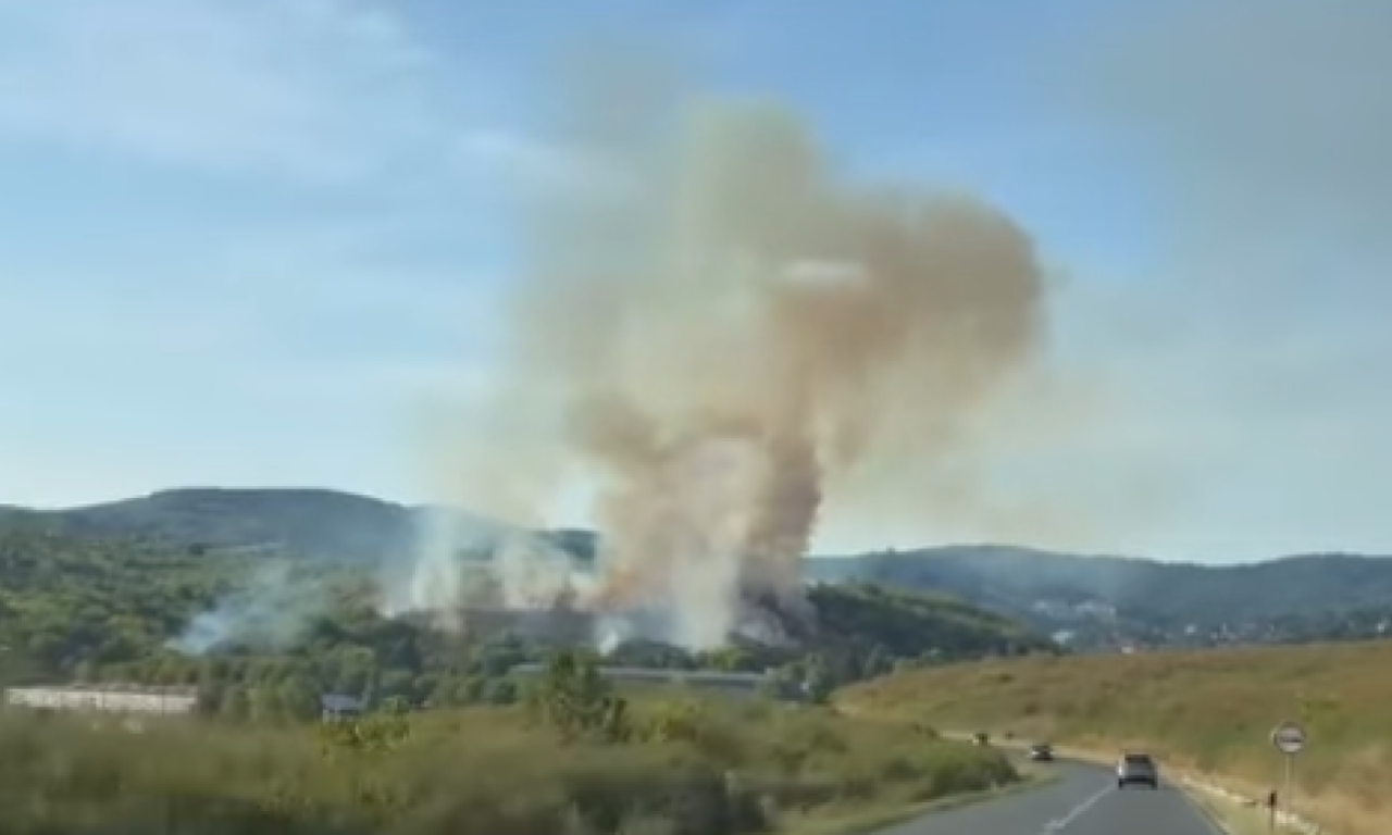 OGROMAN POŽAR KOD VRDNIKA Vozači snimili strašnu scenu, gust dim se širi (VIDEO)