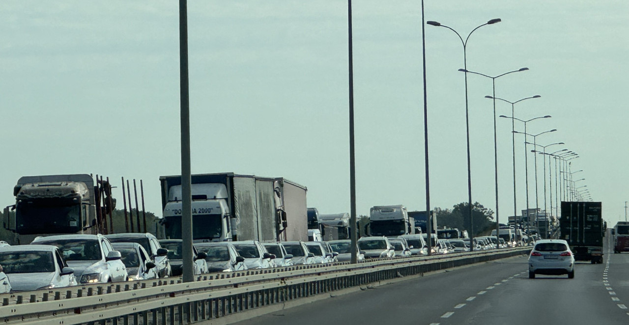 KOLONA DUGA 9 KILOMETARA KA ZEMUNU! Neviđeni kolaps, masa vozi i u kontra smeru! Pogledajte opasnu gužvu FOTO+VIDEO