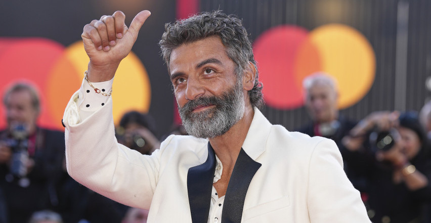 NAJBOLJE OBUČEN MUŠKARAC U VENECIJI Oskar Ajzak oduševio stilom, pokazao šta znači elegancija (FOTO)