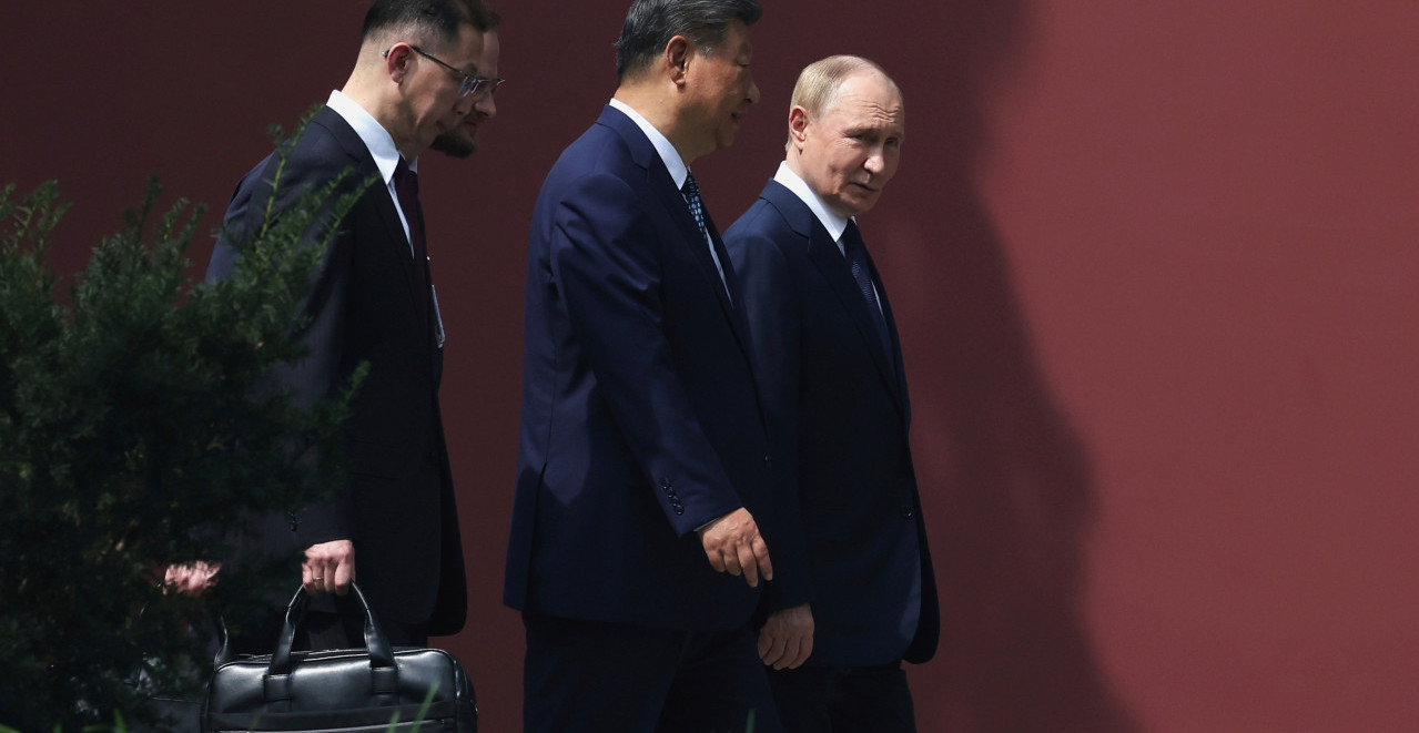 PUTIN IMA DVA KOFERA Jedan je za njegov izmet, a drugi za kraj sveta! Evo šta je predsednik Rusije poneo u Peking