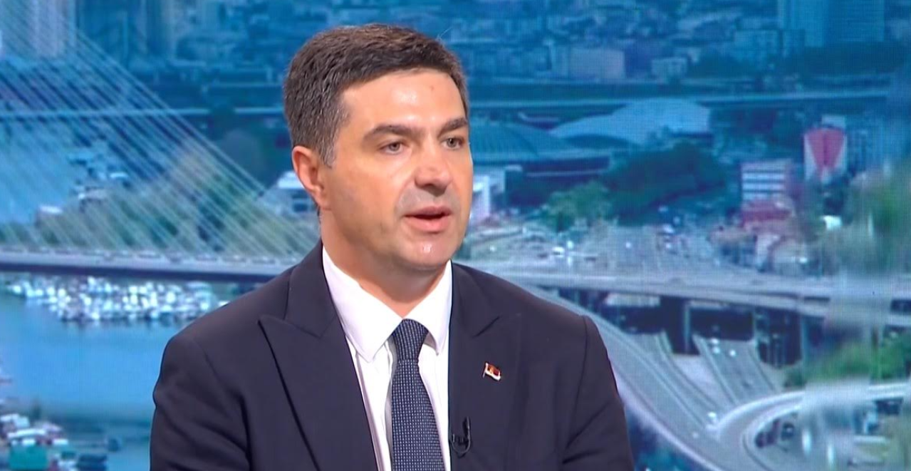 GRADONAČELNIK NIŠA GOLIM RUKAMA SAVLADAO NAPADAČA S MAČETOM Pogledajte filmsku scenu! (VIDEO)