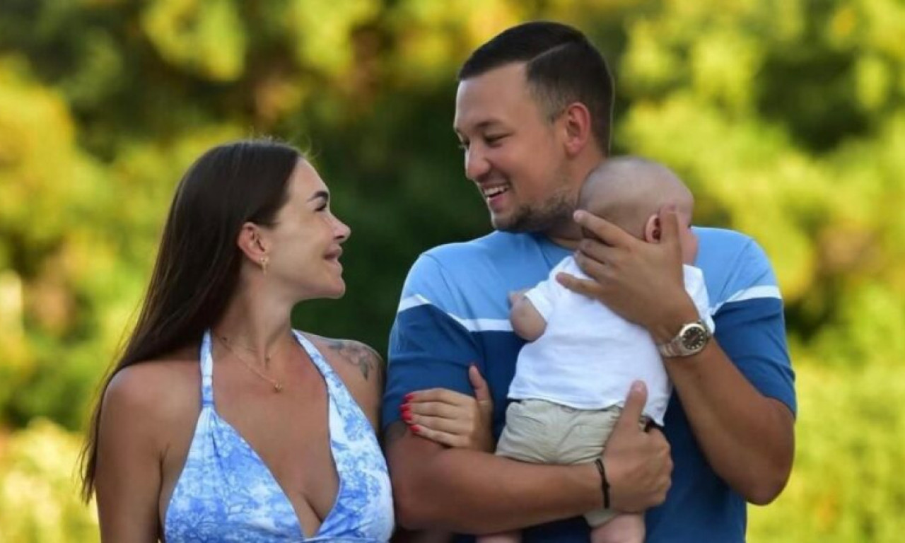 PRVO LETOVANJE SA SINOM Uroš Živković sa suprugom i bebom uživa na moru, dirljvi prizori (FOTO)