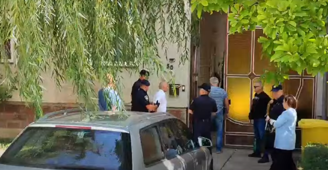 RASKOMADANO TELO ŽENE PRONAĐENO U SEPTIČKOJ JAMI Suprug doveden u lisicama - pogledajte mesto horora (VIDEO)