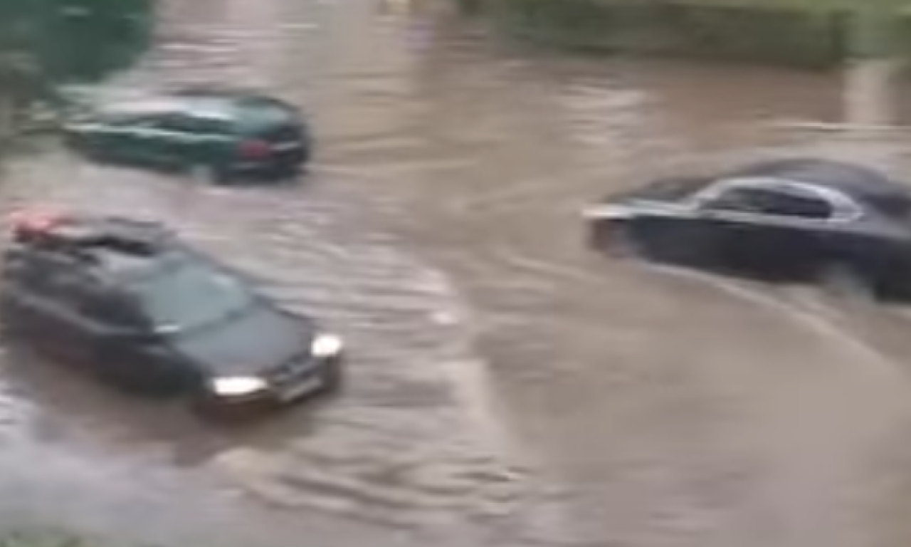 NEVREME PROTUTNJALO KROZ KRAGUJEVAC Ulice poplavljene, automobili idu kroz vodu, oluja napravila lom (FOTO/VIDEO)