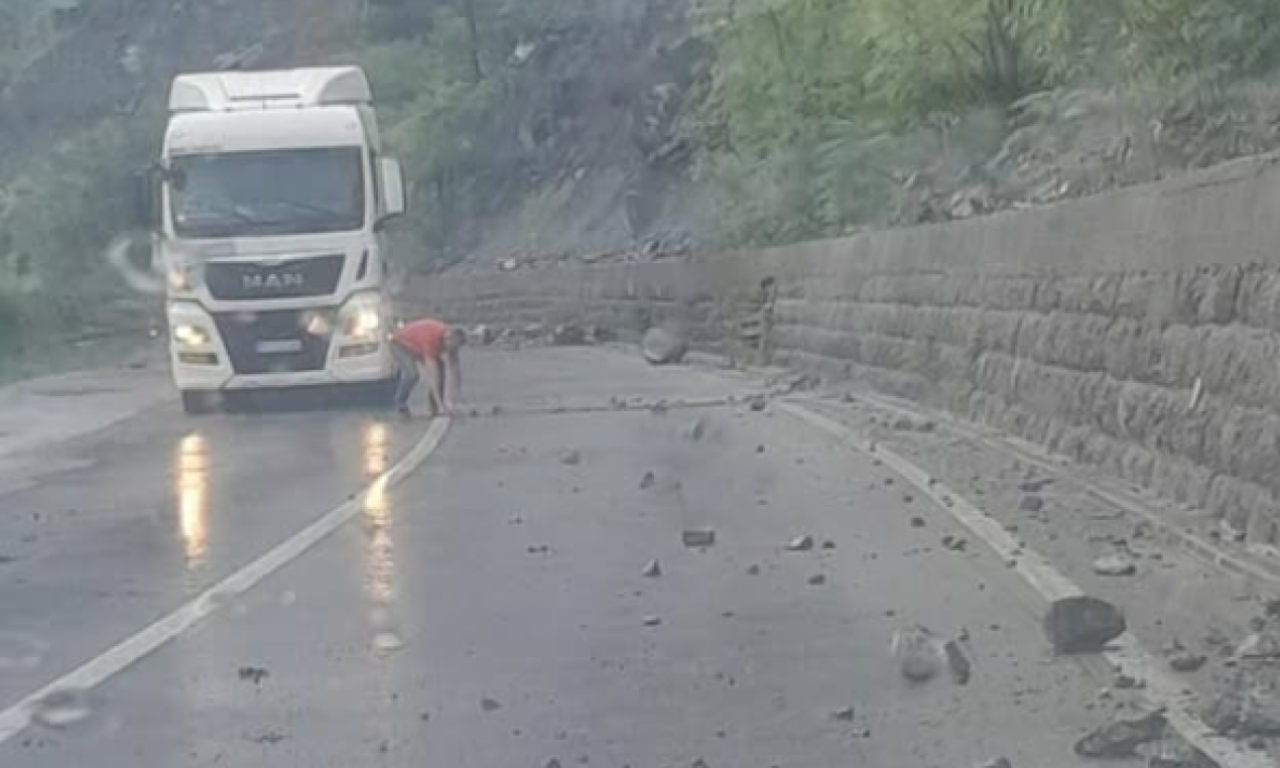 KAMENJE SE SURVALO NA PUT KOD RAŠKE Vozila zaustavljena, vozači izašli napolje, saobraćaj usporen (FOTO)