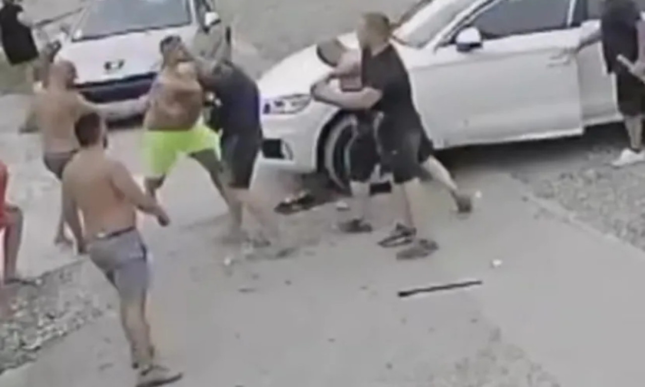 MAKLJAŽA NA MEDAKU ZBOG PARKINGA Sevale i motke, ne zna se ko koga bije, jedan od aktera upao u rupu