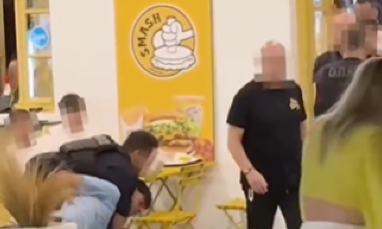 POLICIJA RAZBACALA TURISTE KAO ČUNJEVE Ovako se u Grčkoj "rešavaju" pijani Italijani! (VIDEO)