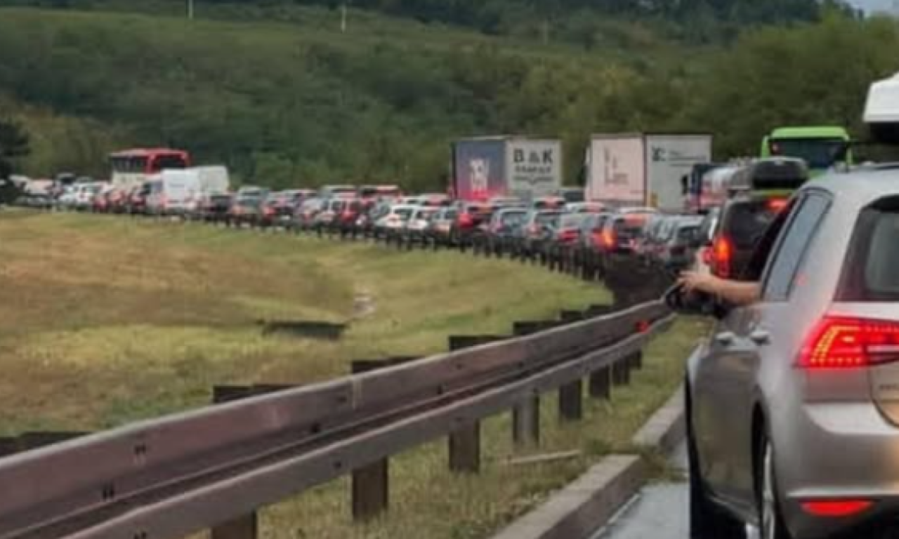 KILOMETARSKE KOLONE NA BEGALJIČKOM BRDU Vozila se ne pomeraju, veliki zastoji u smeru ka Beogradu (FOTO)