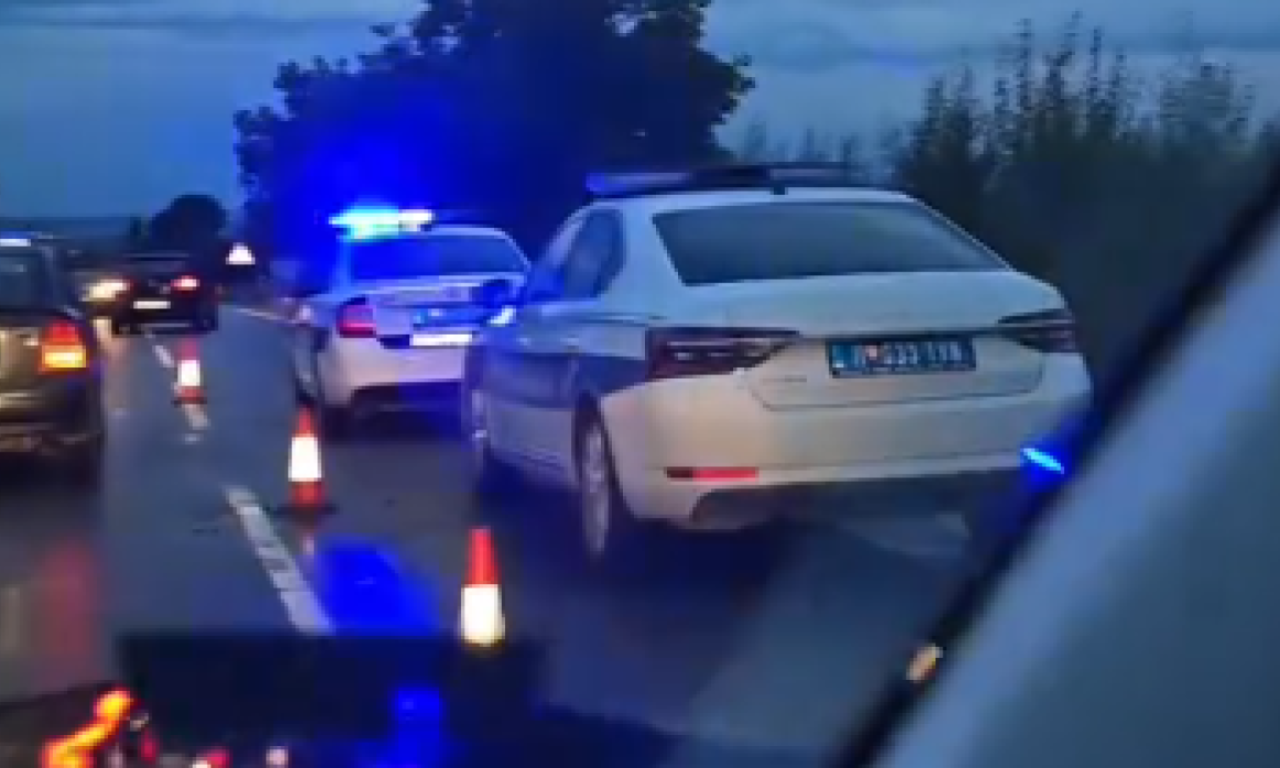 IMA MRTVIH U NESREĆI KOD MLADENOVCA Vozila završila pod putem, policijske patrole na licu mesta (VIDEO)