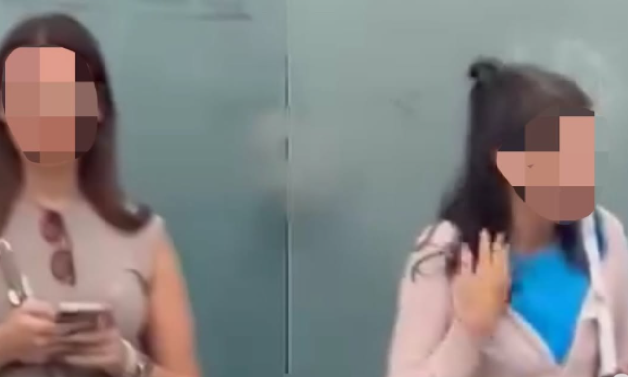 MANIJAK NA STAJALIŠTU KOD ŠKOLE NA ZVEZDARI Užasan snimak, žene se odmah sklonile kada su videle šta radi (VIDEO)