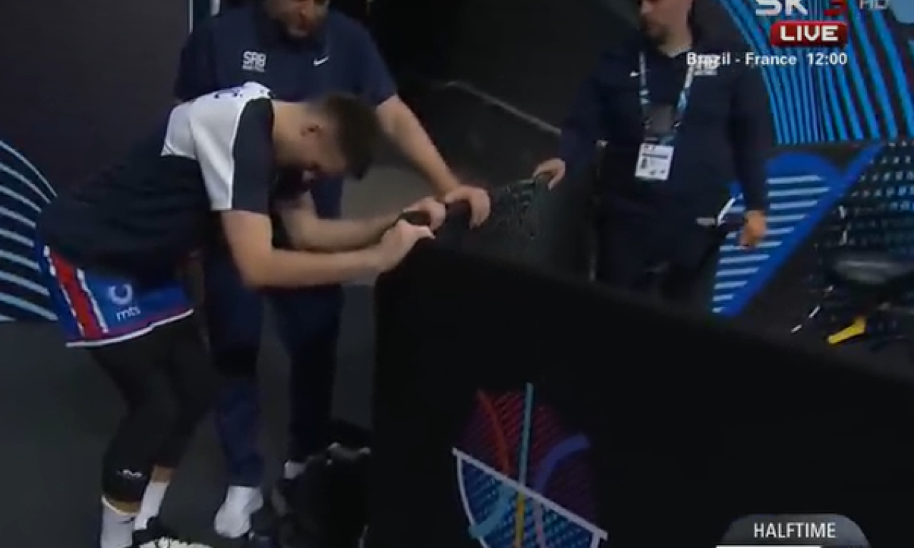 NEMOJ DA ME SNIMAŠ, MOLIM TE Aleksu "uhvatila" kamera na poluvremenu, problem je noga (FOTO)