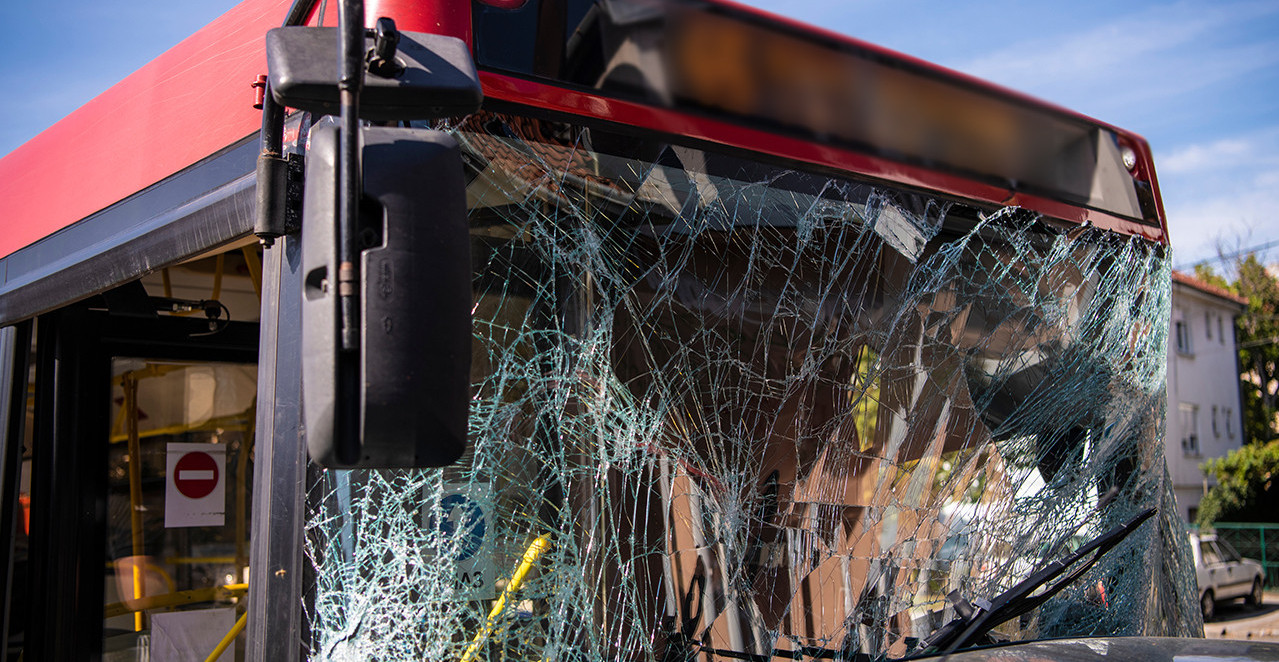 NAPADNUT VOZAČ GSP-a U BEOGRADU Presekli mu put i polupali stakla na autobusu