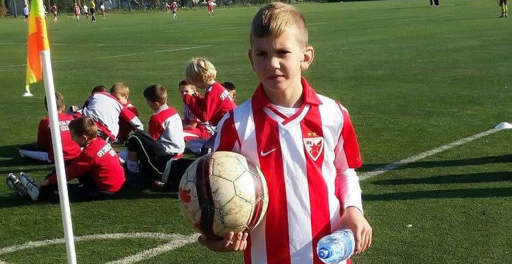 DELIJE, DA LI GA PREPOZNAJETE? Isplivala fotografija koja će raznežiti sve navijače Zvezde: "Još kao dete..."