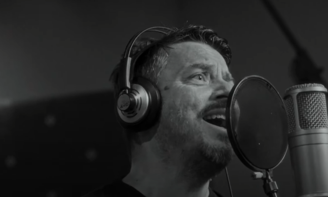 BORIS REŽAK SPREMIO IZNENAĐENJE ZA PUBLIKU PRED KONCERT U "SAVA CENTRU" Pesma "Sudbina" gađa pravo u srce (VIDEO)