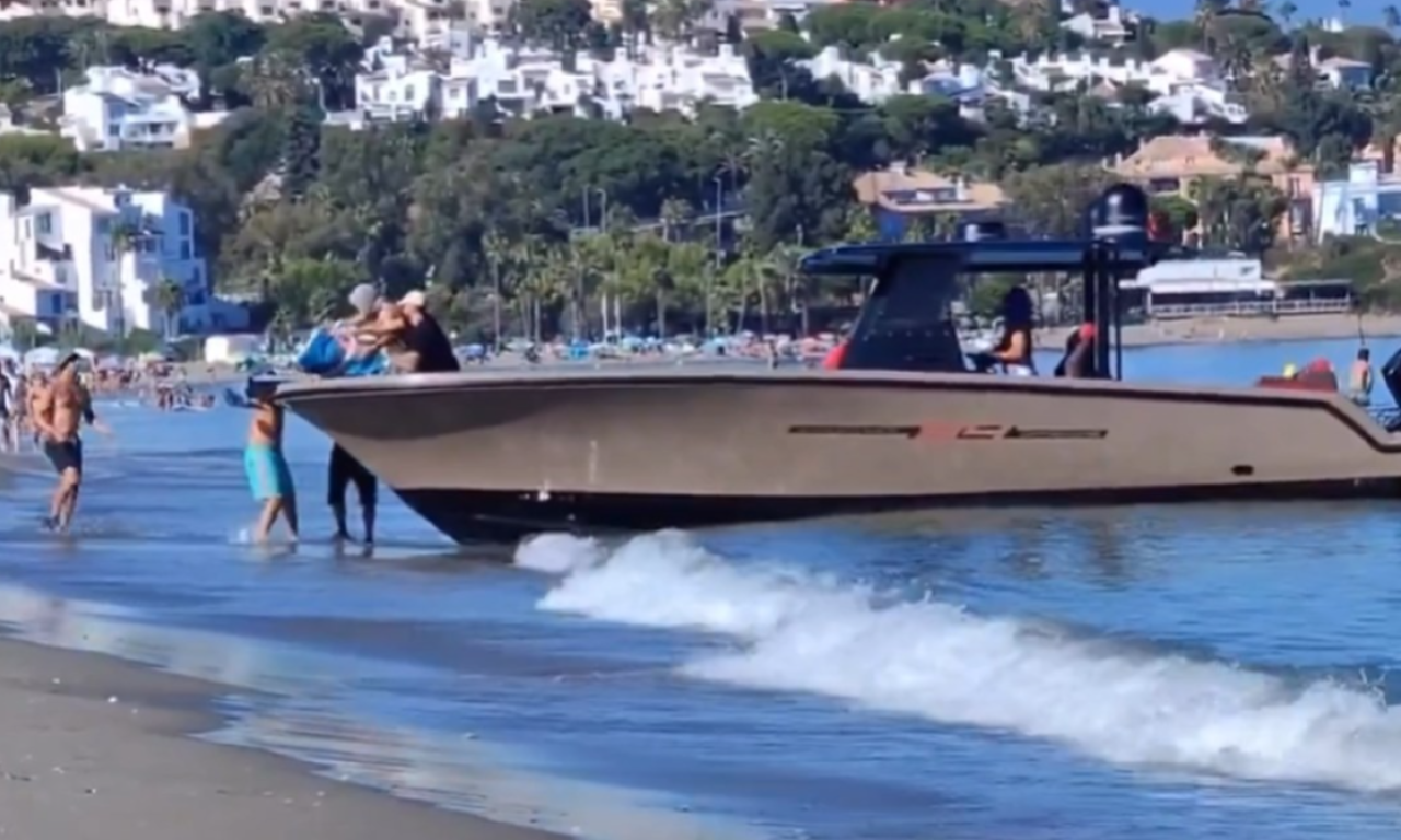 KAKO SU DILERI NA PUNOJ PLAŽI ISKRCALI PAKETE DROGE? Snimak izbezumljenih turista obilazi svet! (VIDEO)