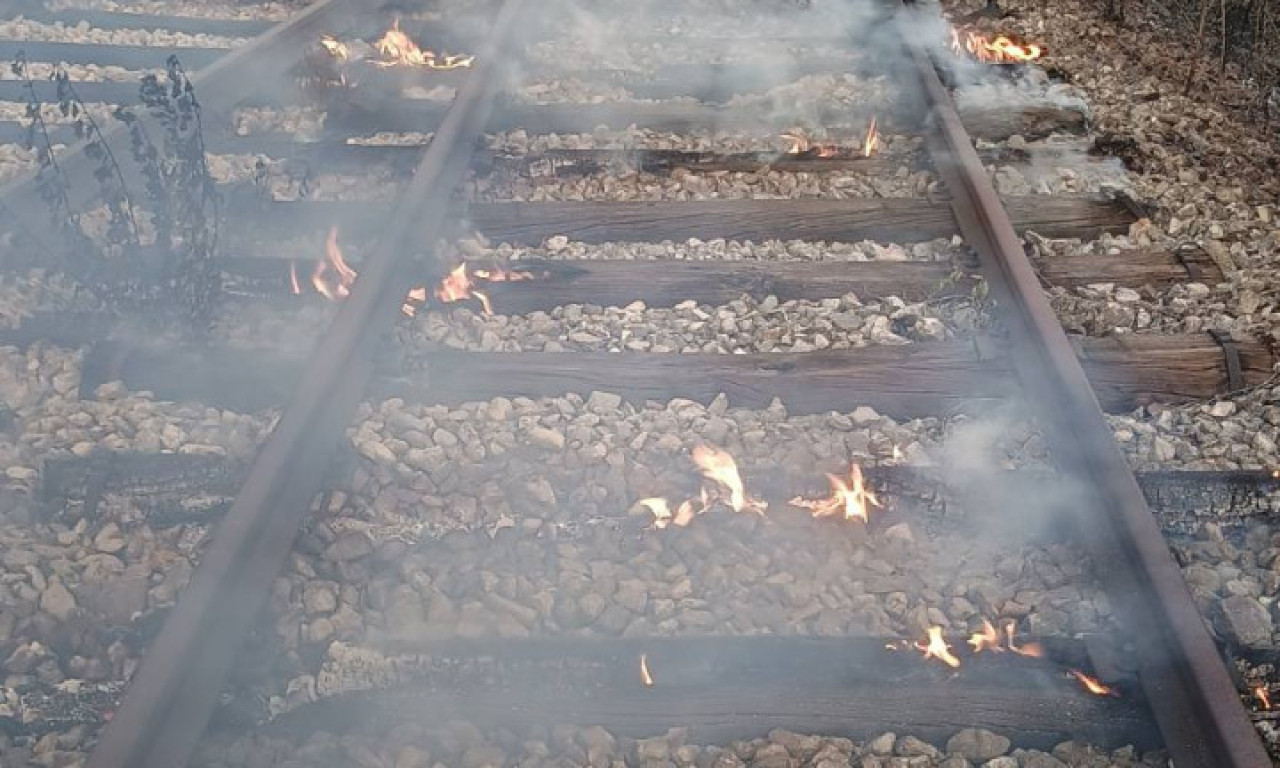 GORI PRUGA U SRBIJI Zaustavljeni vozovi u ovom delu zemlje, vatrogasci ne mogu da priđu (FOTO)