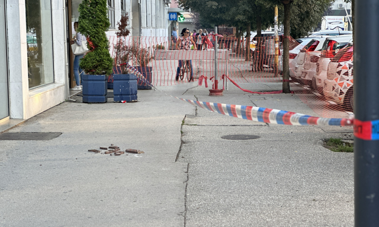 PALA MERMERNA PLOČA SA ZGRADE PRAVO NA TROTOAR Pogledajte dramu u centru Čačka! Ovo je moglo nekog da ubije (FOTO)
