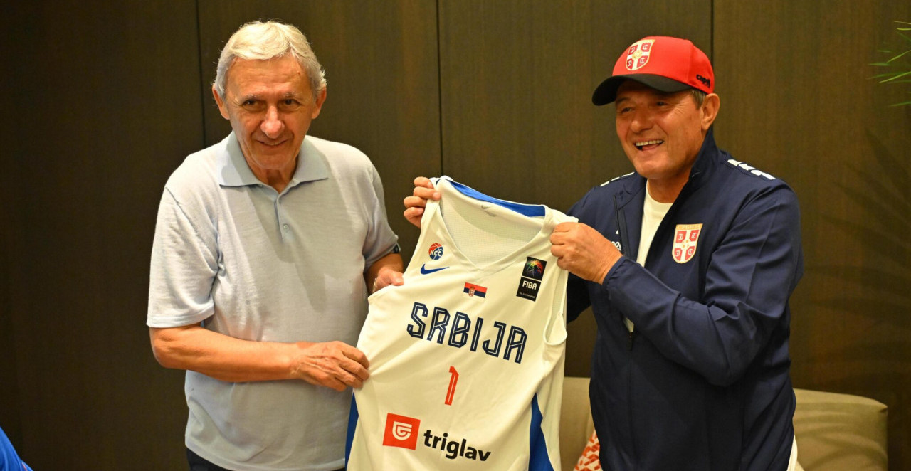 KAKAV SUSRET U RIGI Piksi i Pešić u zagrljaju, evo šta je selektor košarkaša dobio na poklon, prste će polizati (FOTO)