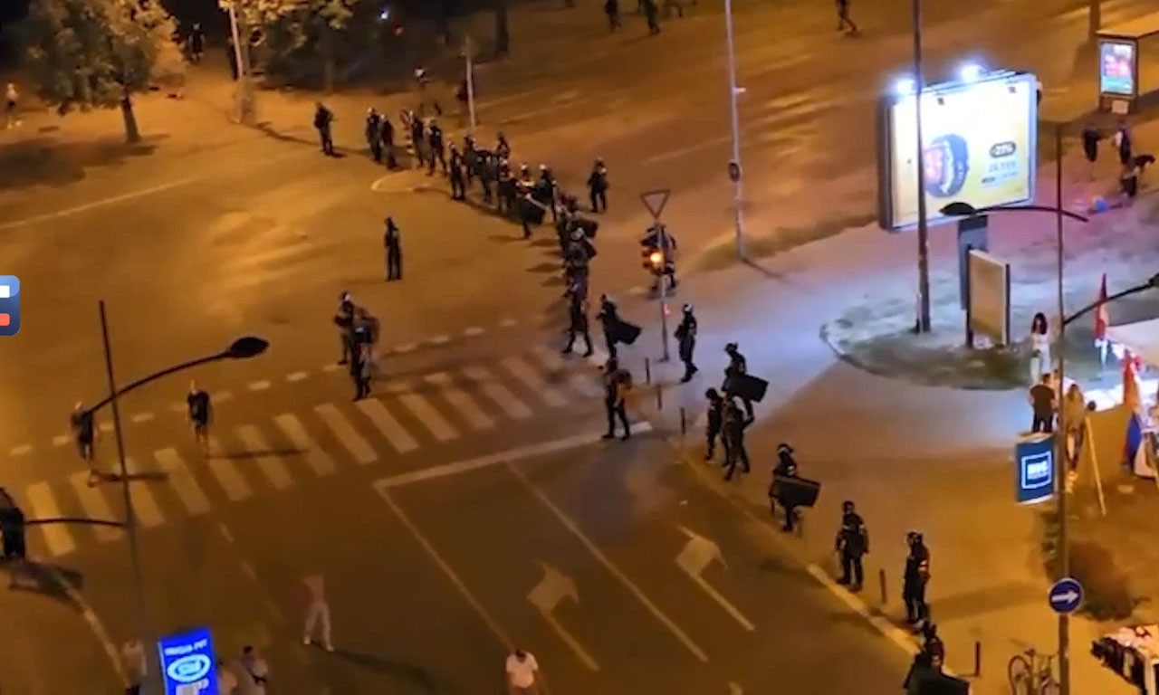 BLOKADERI NAPALI POLICIJU U NOVOM SADU Upalili baklje ispred Filozofskog fakulteta! (VIDEO)