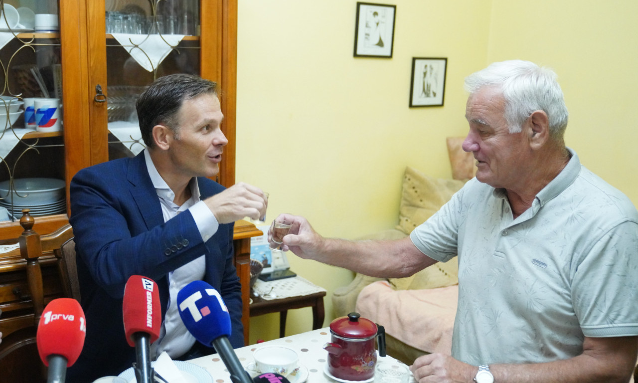 MINISTAR MALI UZ RAKIJICU SA PENZIONERIMA Posetio porodicu Budimir i otrkio sve o povećanju penzija (FOTO)