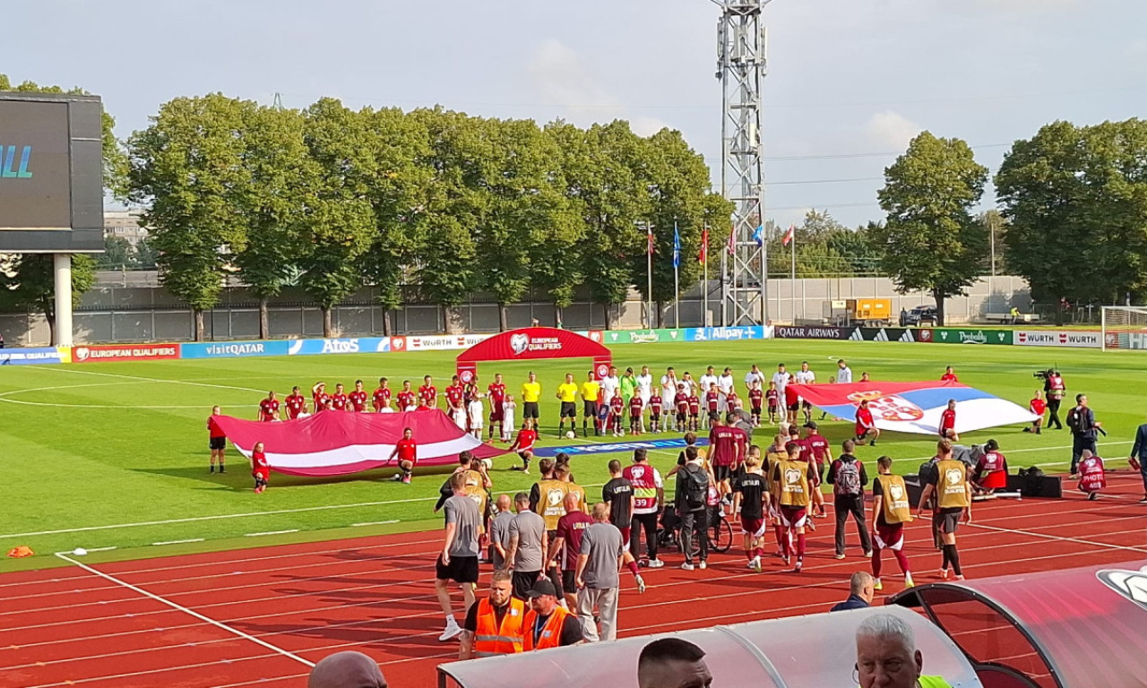 SRBIJA VODI U RIGI Napadaju naši fudbaleri i u nastavku