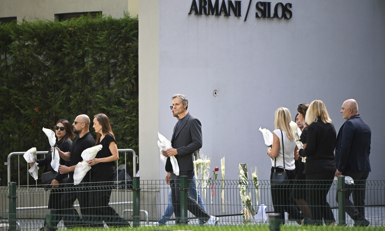 POGLEDAJTE NEVEROVATNE SCENE IZ MILANA Grad stao zbog Đorđa Armanija, redovi ljudi mu odaju počast (FOTO)