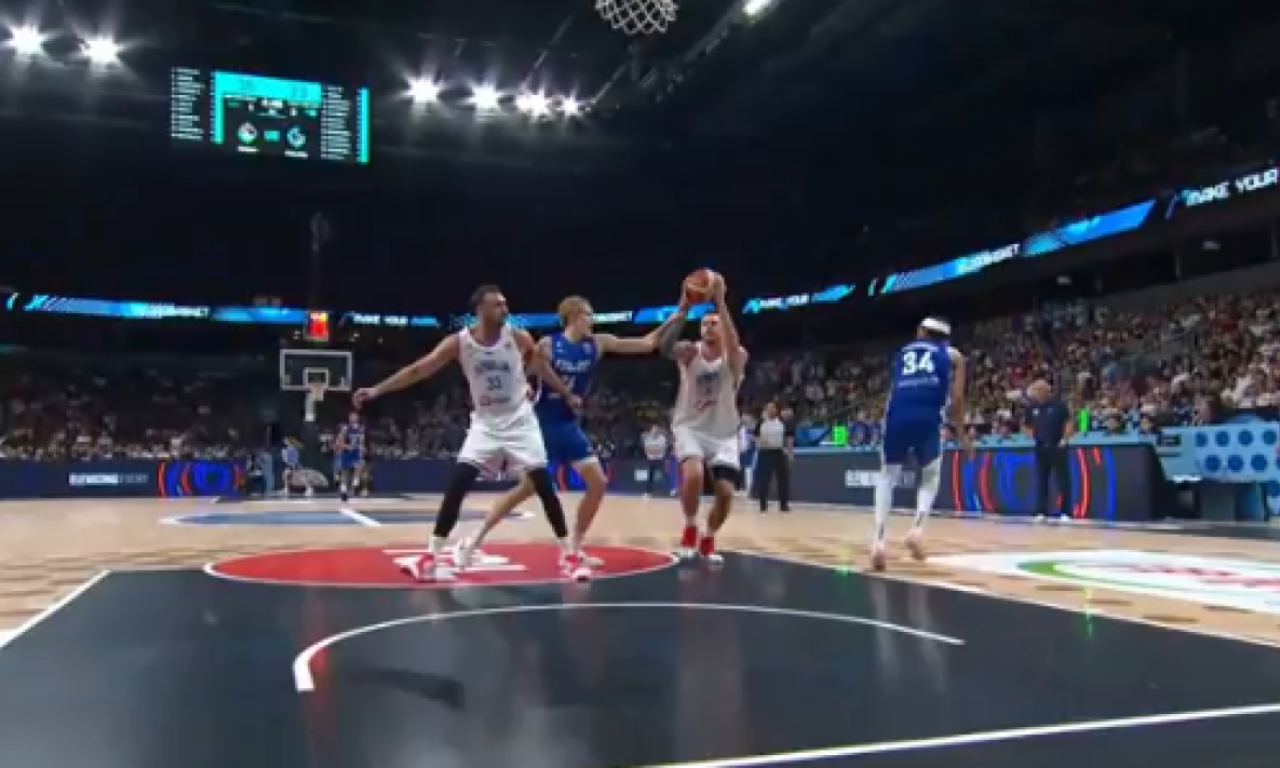 JAPANAC MILSLI DA JE DŽUDO, PA DOZVOLJAVA UDARCE Umesto očiglednog faula, on daje tehničku Jokiću! (VIDEO)