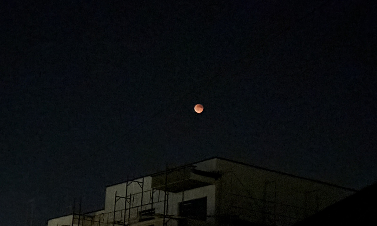 SRBIJA JE DANAS POSMATRALA SPEKTAKL NA NEBU Pogledajte veličanstvene kadrove krvavog Meseca!