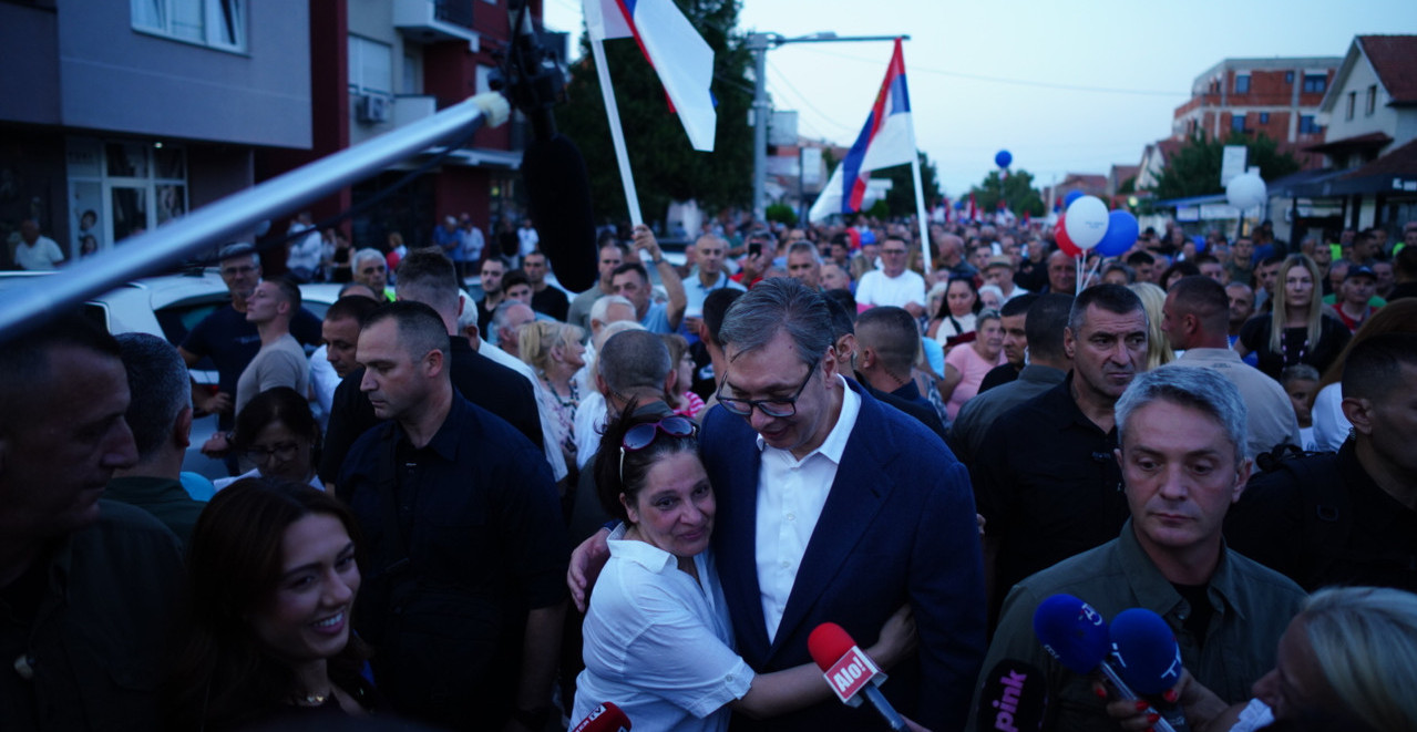 MASA LJUDI SA DECOM, ZVANIČNICI, TROBOJKA I MIRNA ŠETNJA... Najlepše slike iz Srbije sa skupova protiv blokada (FOTO)