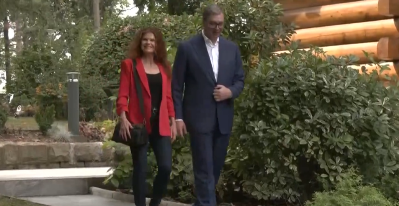 HOLIVUDSKA GLUMICA SA VUČIĆEM Lolita Davidović u Vili Mir (FOTO)