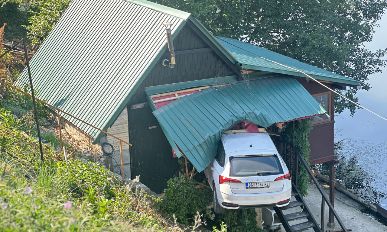 AUTOMOBILOM "ULETEO" U VIKENDICU Neverovatna saobraćajna nezgoda u Ovčarsko-kablarskoj klisuri (FOTO/VIDEO)
