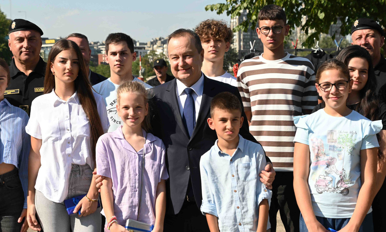 DAČIĆ URUČIO POKLONE DECI POGINULIH I RANJENIH POLICIJSKIH SLUŽBENIKA: MUP je vaša druga porodica (FOTO/VIDEO)