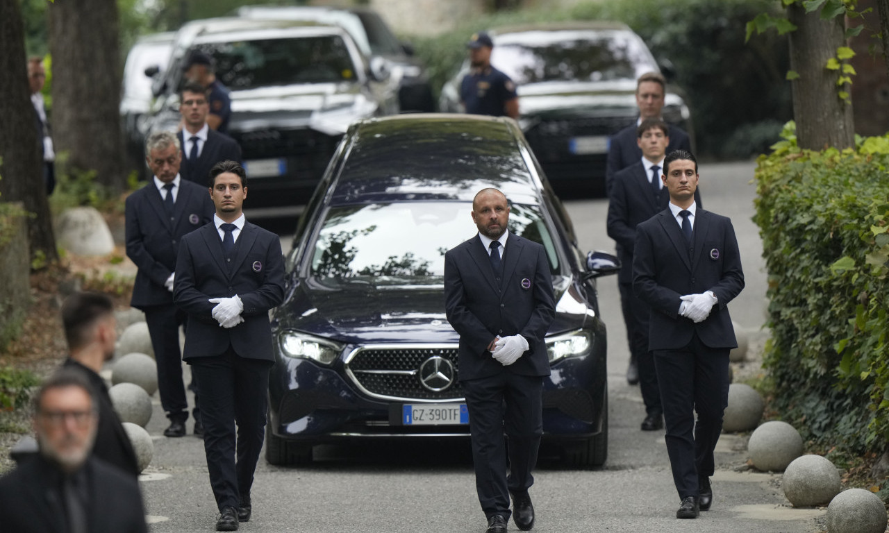 SAHRANJEN ĐORĐO ARMANI Pogledajte scene sa privatne ceremonije kralja italijanske mode (FOTO)