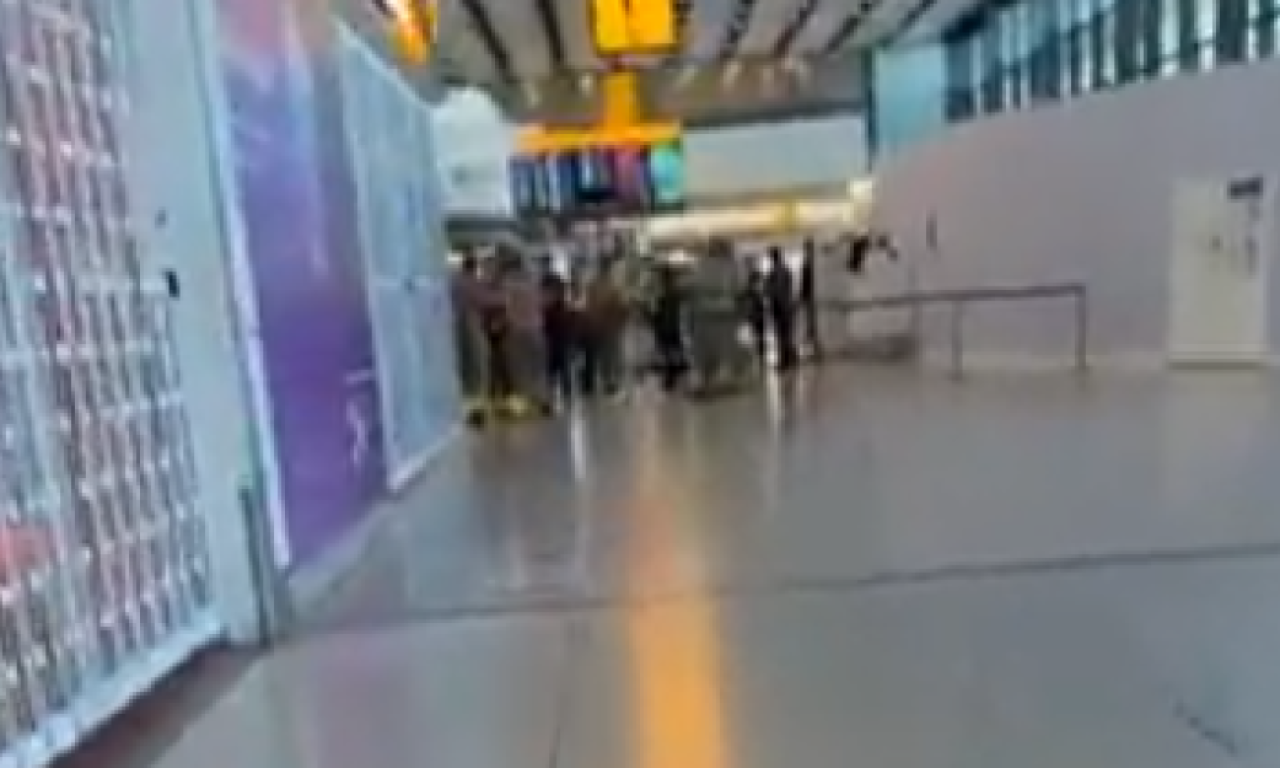 HITNA EVAKUACIJA NA AERODROMU Na jednom od terminala opasne materije, ambulantna vozila hitno stigla! (VIDEO)