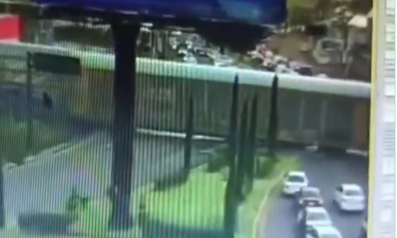 VOZ NALETEO NA AUTOBUS Broje se mrtvi - pojavio se uznemirujući snimak (VIDEO)