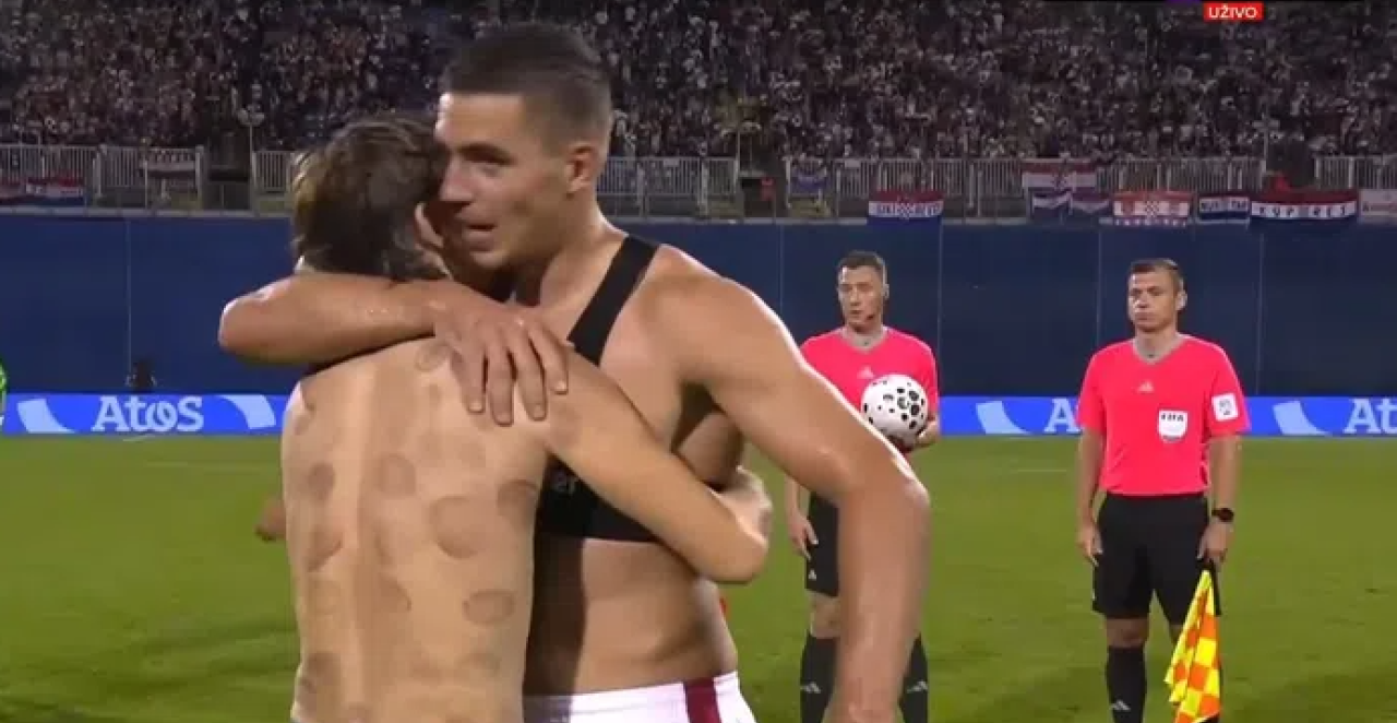 DA LI STE VIDELI LEĐA LUKE MODRIĆA SINOĆ Krstović mu tražio dres, a onda je usledio šok (VIDEO)