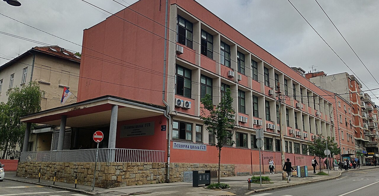 DOJAVA O BOMBI U ŠKOLI NA VRAČARU Deca odmah evakuisana!