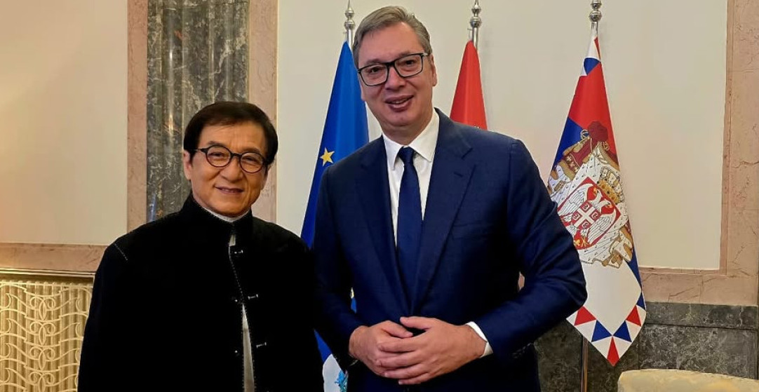 VUČIĆ UGOSTIO DŽEKIJA ČENA Pogledajte šta svetska zvezda i predsednik imaju u rukama (FOTO)