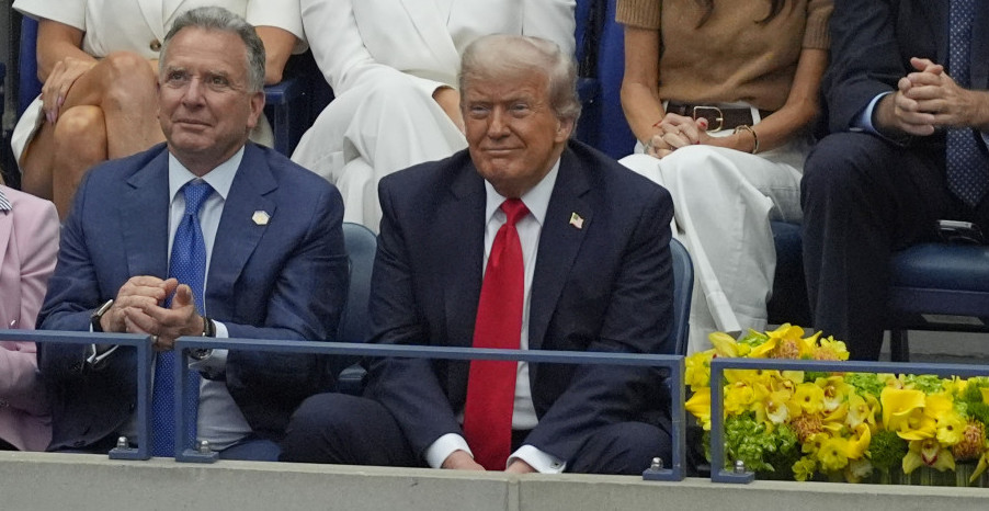 TRAMP USLIKAN SA PLAVOM TABLETOM U USTIMA Šta to guta lider SAD? Dobro pogledajte - o ovome se polemiše danima (FOTO)