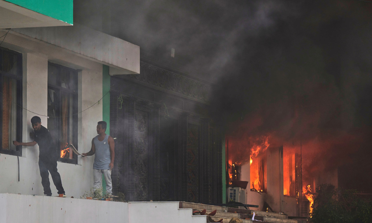 PREMIJERU ZBOG BLOKADE ZAPALJENA KUĆA Na protestu poginulo najmanje 14 ljudi - haos u Nepalu! (VIDEO)