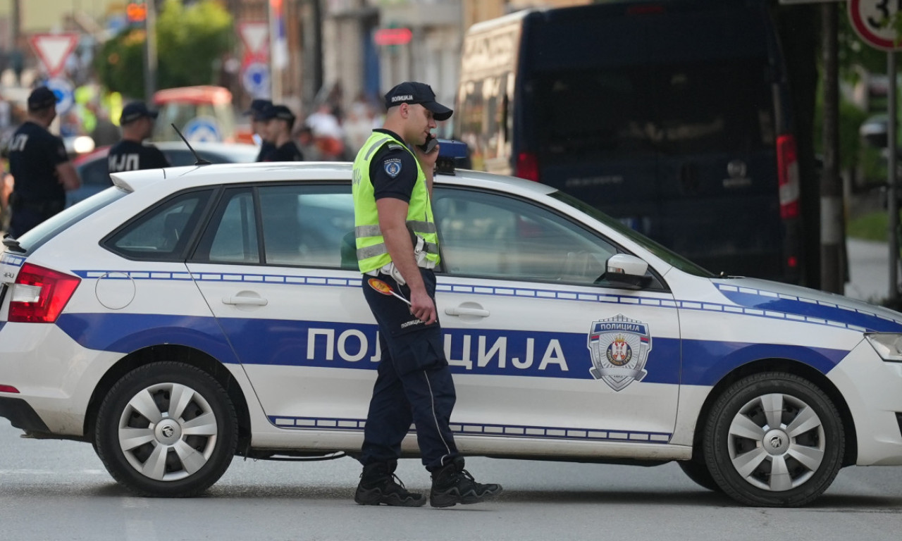 SVI SE PITAJU KAKO JE OVO MOGUĆE? Auto nasred ulice u centru Beograda prevrnut na bok (FOTO)