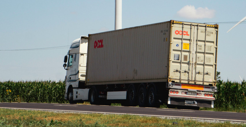 DVOJAC IZ SRBIJE KRIJUMČARIO ŠEST MIGRANATA Sakrili ih među teret, mogli su poginuti