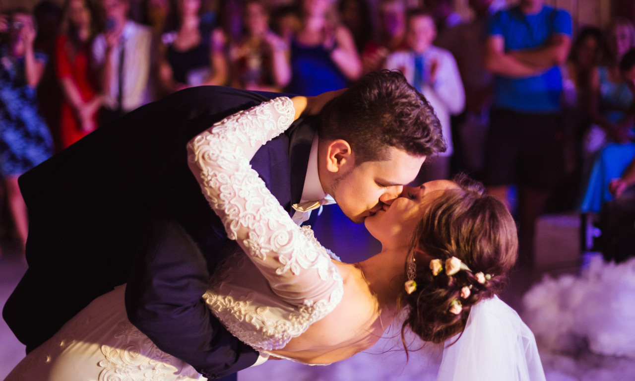 MUKA VAM JE DA SLUŠATE "AKO TE PITAJU" I "LUTKU" Imamo rešenje, ove pesme za prvi ples će vas raspametiti (VIDEO)