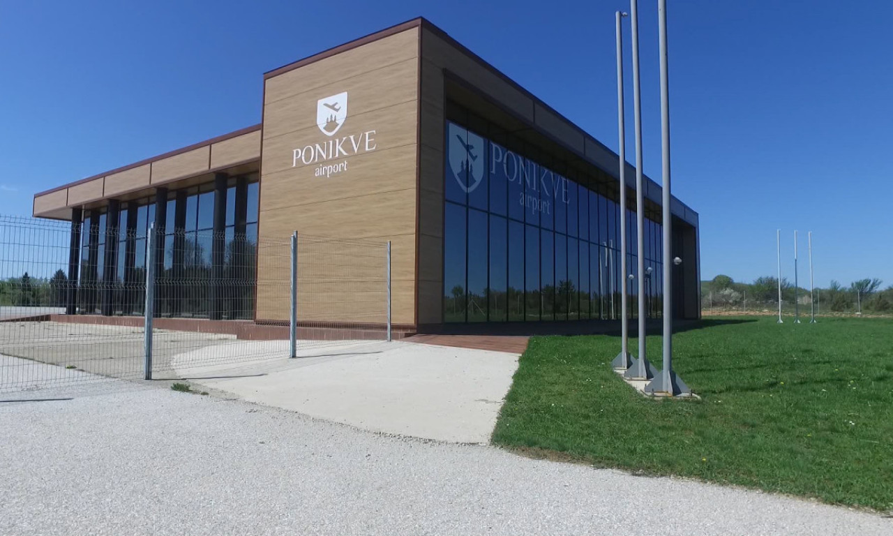 OVAJ AERODROM OBOŽAVAJU VLASNICI MALIH AVIONA Oštećen je u NATO bombardovanju, a u planu je da mu se da nova namena