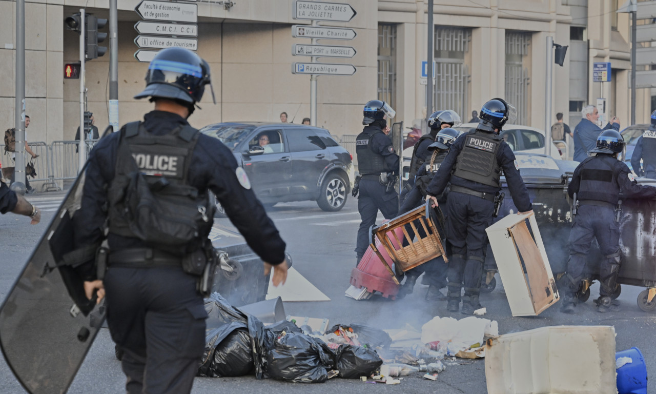 PROTESTI PARALISALI PARIZ Zatvoren Luvr, obustavljen železnički saobraćaj, hapšenja... Pogledajte ovaj haos (FOTO)