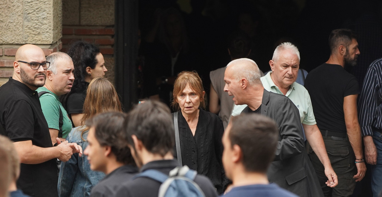 MIHAILO VUKOBRATOVIĆ ISPRAĆEN NA VEČNI POČINAK Porodica i prijatelji u suzama (FOTO)