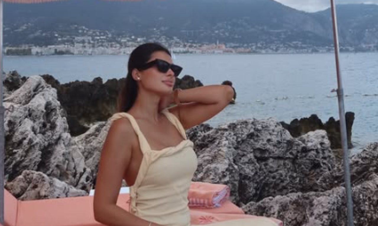 POGLEDAJTE KAKO NEDOVIĆEVA MINA UŽIVA NA FRANCUSKOJ RIVIJERI Sve pršti od luksuza, ma kao da se rodila tamo (FOTO+VIDEO)